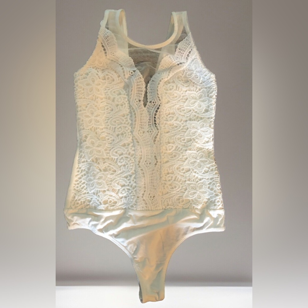 Lulus Off white body suit crotchet overlay brand new with tags size small